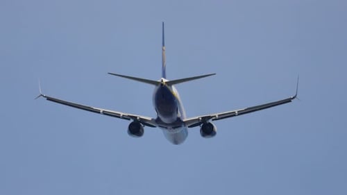 As viagens começam com uma aeronave majestosa que sobe aos céus