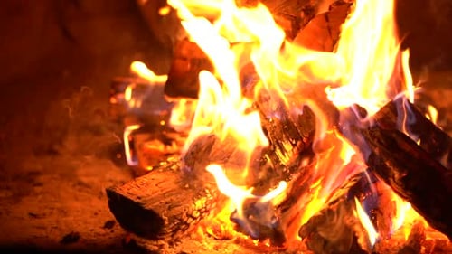 Gros plan d'un feu qui brûle dans un foyer en Afrique du Sud