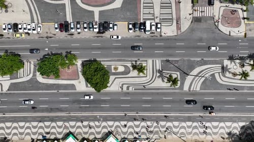 Avenida de Trânsito na Praia de Copacabana, no Rio de Janeiro, Brasil.