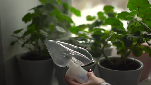 Masque d'inhalation : gros plan sur fond de fleurs vertes, de la vapeur sort du masque.