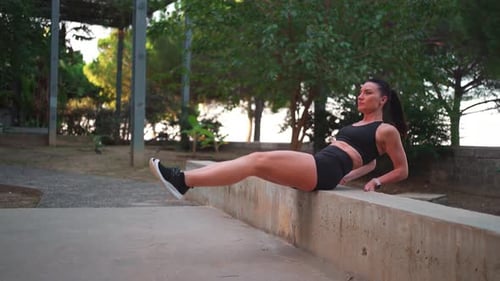 Femme faisant des exercices abdominaux à l'extérieur