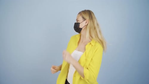 Lustige Frau, die tanzt und in die Kamera schaut.
