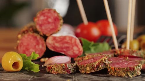 Mélange de saucisses de porc espagnoles, planche à découper et apéritif catalan appétissant : fuet jamon, chorizo et olives