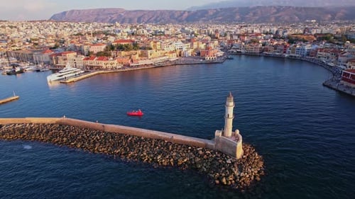 Charmanter Leuchtturm bei Sonnenuntergang mit Blick auf den Hafen in Chania, Kreta