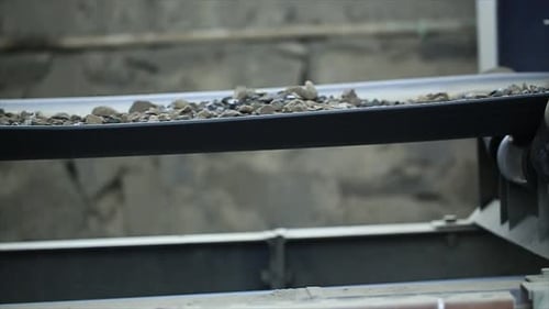 Der
Feeder versorgt das Aggregat über ein Förderband aus dem Kühlbehälter zum Trockner. Aufbereitungsanlagen für