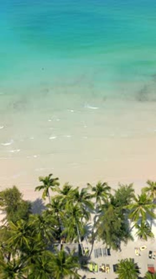Luftaufnahme des kristallklaren türkisfarbenen Meeres und des tropischen Strandes in Thailand