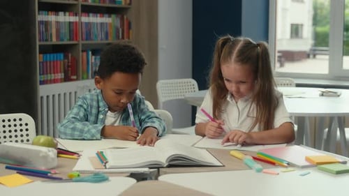 Multiethnische Klassenkameraden für kleine Kinder, afrikanischer Junge, kaukasisches Mädchen, Tochter, Sohn, Grundschule