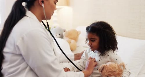 Médico, estetoscópio e verifique a respiração da menina, pulmões ou pediatra para ouvir o coração