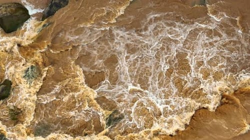 Vue aérienne d'une majestueuse cascade en crue