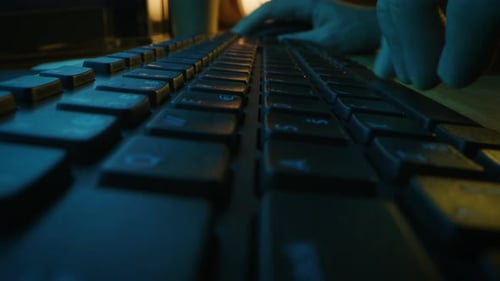 Nahaufnahme einer sich bewegenden Makroaufnahme: Person, die auf der Computertastatur tippt und mit der Enter-Taste Bu beendet