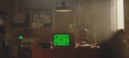 Un téléviseur vintage dans une atmosphère rétro