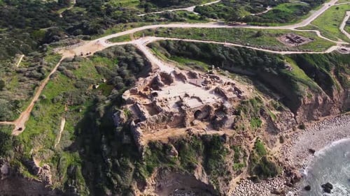 Luftbild alter Ruinen in der Nähe der wunderschönen Küste, eine Drohne fliegt über die Küste von Apollonia