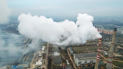 Drohnenaufnahme des Wärmekraftwerks in Chisinau bei bewölktem Wetter, Moldawien. Ansicht von Rohren mit