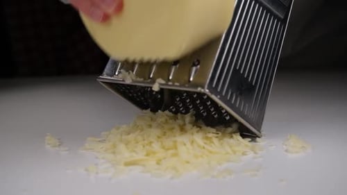 Cheddar-Käse reiben