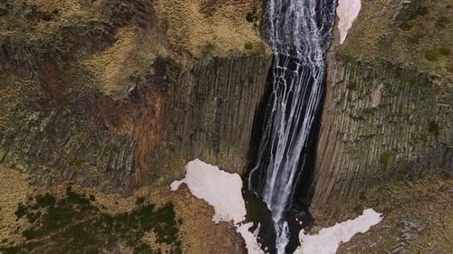 Une belle cascade dans les montagnes