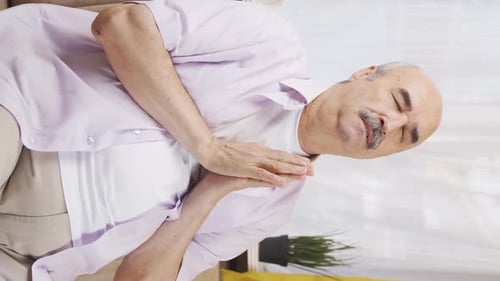 Vertikales Video von Der meditierende alte Mann.