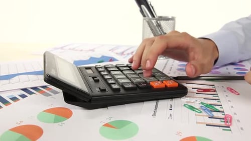 Geschäftsmann verwendet Taschenrechner für die Analyse von Finanzdaten