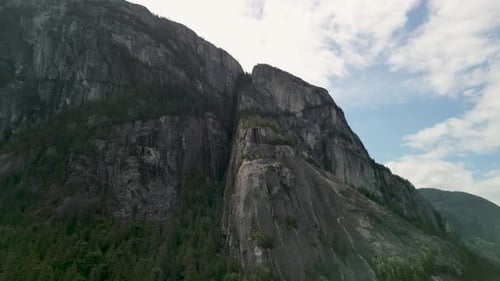 Vue aérienne de la paroi rocheuse de Stawamus Chief