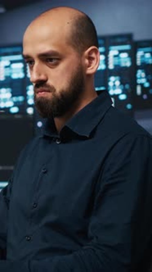 Administrateur de système Vidéo vertical travaillant dans un centre de données de sécurité des réseaux informatiques