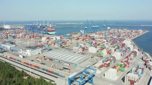 Be- und Entladen eines Containerschiffs in einem Frachtseehafen