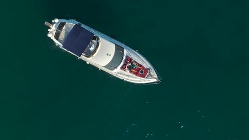 Yacht-Party-Models mit Luftaufnahme genießen den Sonnenuntergang auf offener See