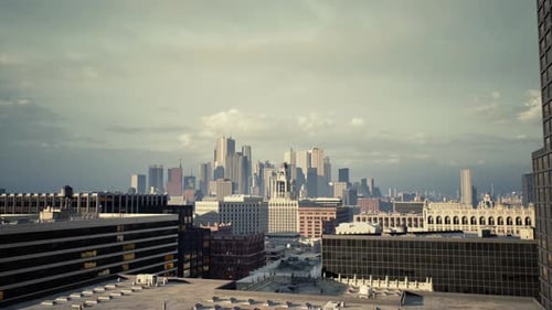 Vista matutina de la ciudad con edificios altos distantes y fachadas texturizadas