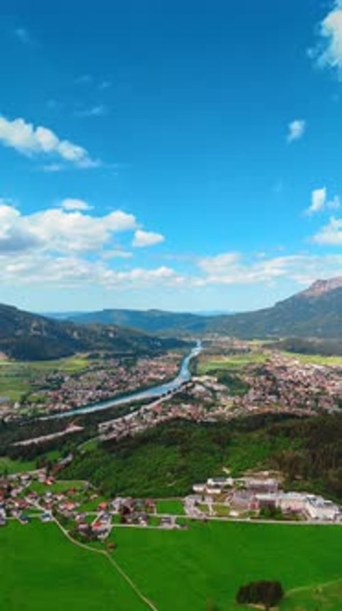 Paysage saisissant d'une zone peuplée de la vallée au milieu des montagnes du district de Reutte, au Tyrol