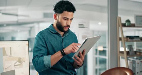 Online, Tablet und Geschäftsmann im Büro für Networking-, Planungs- und Gründungsprojekt