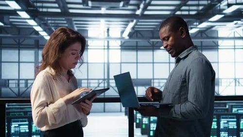 Trabajadores de granjas de servidores utilizan dispositivos para realizar escaneos de vulnerabilidades