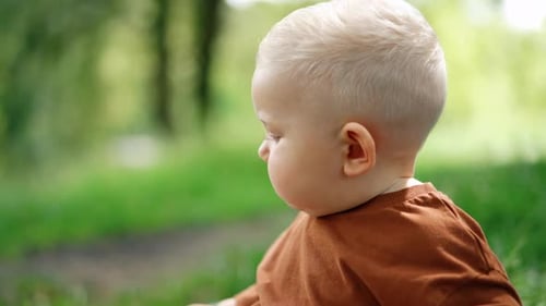 Entzückender blonder kaukasischer Junge mit prallen Wangen.