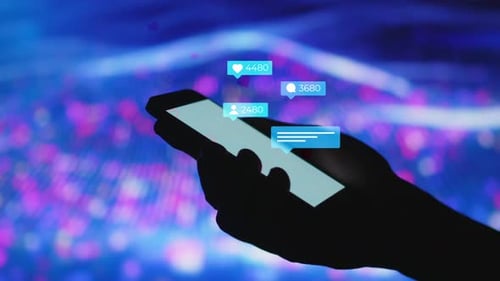 Homem navegando em smartphone com visualização do conceito de informação Tecnologia de comunicação moderna