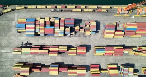 Frachtcontainer im Hafen