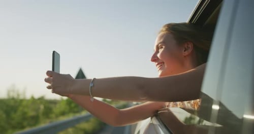 Authentische Aufnahme einer jungen, glücklichen, sorglosen blonden Haarfrau, die Spaß daran hat, ein Selfie oder Video zu machen
