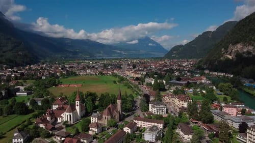Voo descendente sobre a cidade alpina de Interlaken. Indo em direção às torres da igreja, pináculo
.