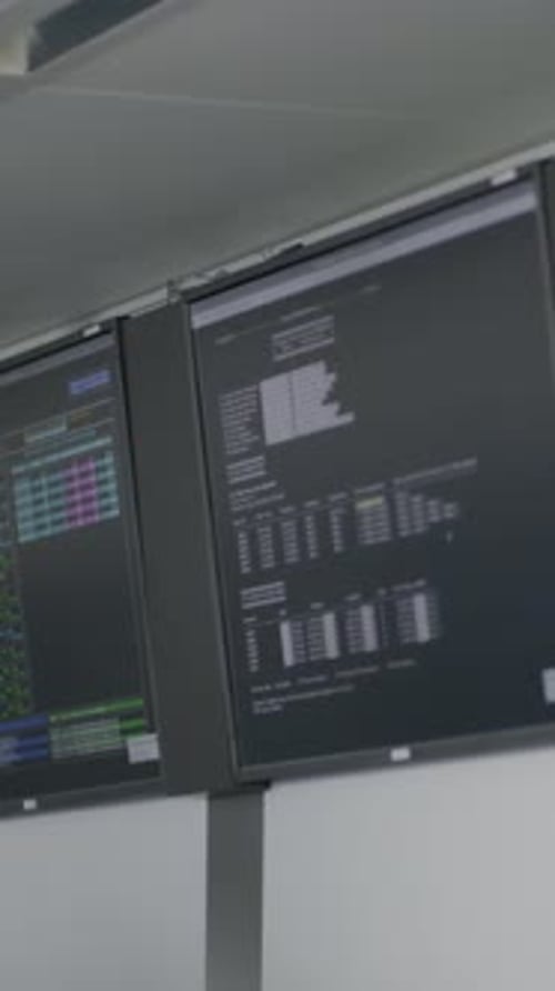 Monitores verticales que muestran datos del mercado de valores en la oficina de negocios