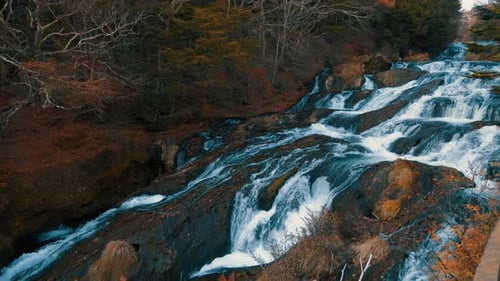wunderschöner Wasserfall im Wald