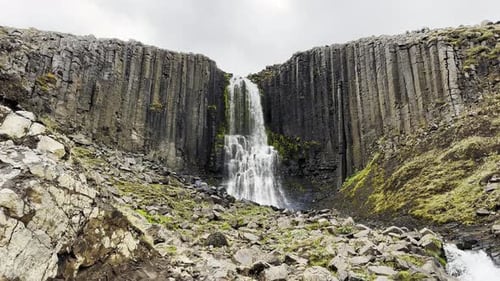Majestätischer Wasserfall, der von einer Basaltklippe in Island fällt