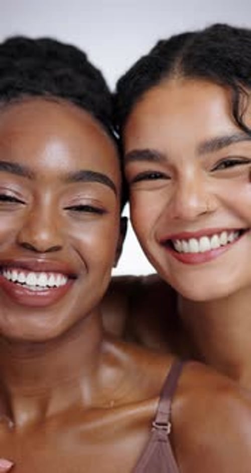 Visage, beauté et sourire de femmes amies en studio sur fond gris ensemble pour un bien-être naturel