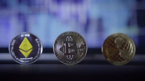 Inúmeros ícones de criptomoeda colocados em um fundo digital envolvente para visualização