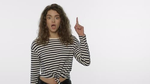 Junge Frau hat eine gute Idee auf weißem Hintergrund. Portrait eines Studentenmädchens