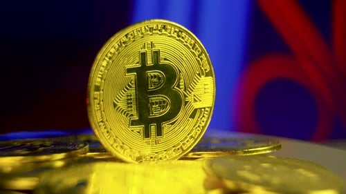 Bitcoin BTC dreht sich mit bewegendem Hintergrund der Blockchain-Technologie auf dem neuesten Stand