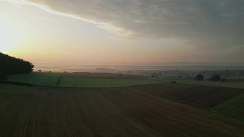 Luftaufnahme des Sonnenaufgangs mit einer Drohne