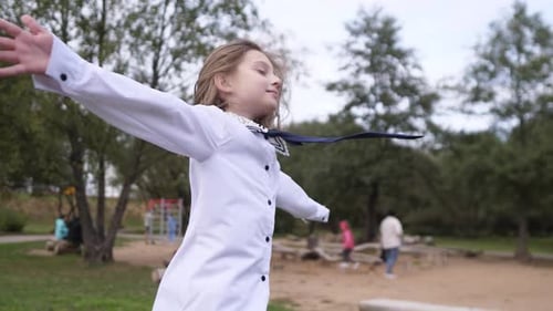 Belle petite fille heureuse et joyeuse qui tourne