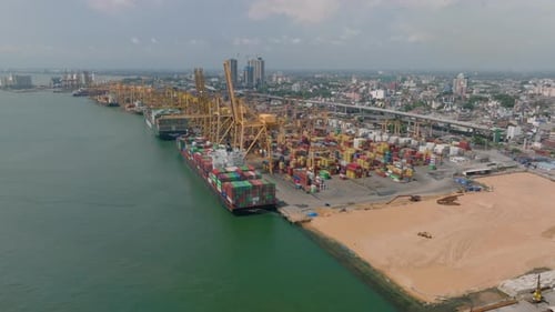 Panoramaaufnahme des Containerterminals in Fracht-Seehafengebäuden im Stadtbezirk von