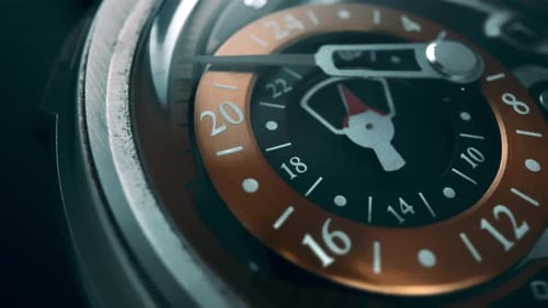 Nahaufnahme einer mechanischen Luxusuhr mit einzigartigem Zifferblatt