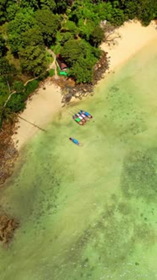 Luftaufnahme von Booten am Strand, Thailand.