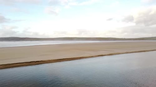 Luftaufnahmen eines Strandes an einem sonnigen Tag in Donegal, Irland.
