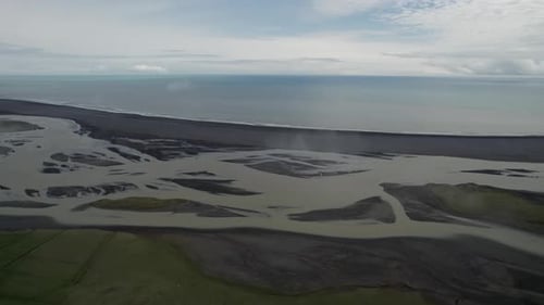 Luftaufnahme der endlosen Küste in der Nähe der Flussmündung, Island.