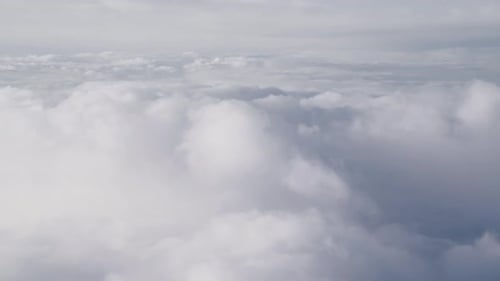 Von
einem Flugzeug aus über grauen Wolken und bewölktem Himmel mit hoher Dichte fliegen. Standort Westeuropa, Sommer t