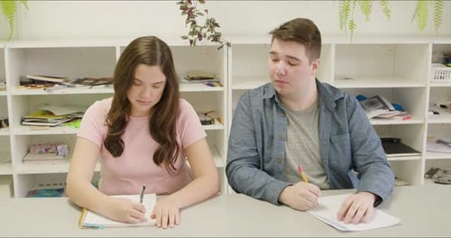 Schüler betrügen beim Test in der Klasse. Quizkopien der Antwort auf die mittelfristigen Abschlussprüfungen vom Typ Jock Athlete